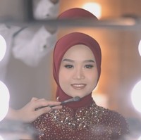 Untuk riasan wajah, Alca memilih makeup dengan hasil natural glowing. Dengan pulasan lipstik berwarna nude, penampilan Alca jadi kian mempesona. Foto: Instagram/@imagenic