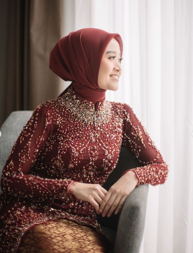 Alca Octaviani tampak cantik dan mempesona dalam balutan kebaya rancangan Dinda Firdausa. Penampilannya itu dilengkapi dengan jilbab segi empat berwarna senada. Foto: Instagram/@dindafirdausa.kebaya