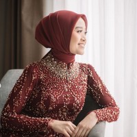 Alca Octaviani tampak cantik dan mempesona dalam balutan kebaya rancangan Dinda Firdausa. Penampilannya itu dilengkapi dengan jilbab segi empat berwarna senada. Foto: Instagram/@dindafirdausa.kebaya