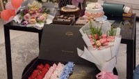 Nah di ulang tahunnya yang ke-25, Ahok tak henti-hentinya memberikan aneka kue mewah, dan rangkaian bunga berbagai jenis yang membuat Puput tak bisa menyembunyikan kebahagiaannya. Foto: Instagram @ahokbtp