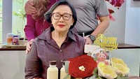 Rayakan ulang tahun sang mertua. Puput berikan puding dan kue tart cantik dengan nuansa bunga dan hiasan boneka babi di atasnya, yang ia siapkan dengan sang suami. Foto: Instagram @ahokbtp