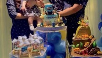 Rayakan ulang tahun sang putra, yaitu Yosafat yang ke dua tahun. Puput dan Ahok gelar pesta ulang tahun yang meriah. Mulai dari kue tema otomotif sampai cupcake yang tak kalah lucu. Foto: Instagram @ahokbtp