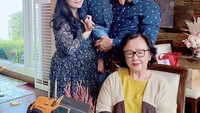 Nah saat ulang tahun sang suami, Puput juga tak mau kalah. Ia memberikan kue tart super cantik dan megah, dengan hiasan mobil jeep, lengkap dengan miniatur keluarga besarnya. Foto: Instagram @ahokbtp