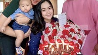 Tak pernah absen setiap tahunnya. Ahok merupakan sosok suami romantis yang selalu ingat dengan hari ulang tahun sang istri. Ini cake ulang tahunnya jenis blackforest yang disiapkan untuk sang istri. Foto: Instagram @ahokbtp