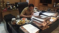  Saat masih menjabat jadi gubernur Jakarta. Ahok terkenal hobi menyantap aneka buah. Seperti pepaya sampai pisang. Foto: Instagram @ahokbtp