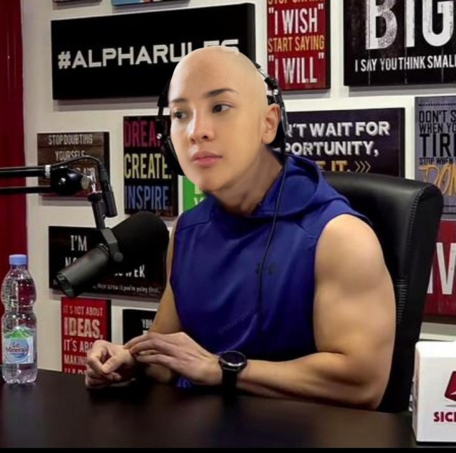 Ketika Anya berubah menjadi Deddy Corbuzier. Jadi perpaduan antara cantik dan macho nih.. Bagaimana menurutmu? Foto: Twitter/@teuiinglieur