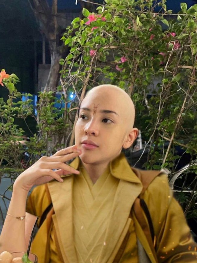 Udah cocok belum nih kalau Anya menggantikan Ancient One? Jadi Ancient One versi Indonnesia, penampilan Anya tak kalah memukau bukan? Foto: Twitter/@anyaselalubenar