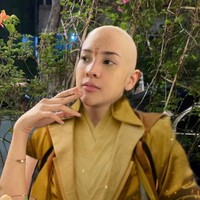 Udah cocok belum nih kalau Anya menggantikan Ancient One? Jadi Ancient One versi Indonnesia, penampilan Anya tak kalah memukau bukan? Foto: Twitter/@anyaselalubenar