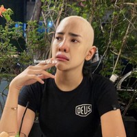 Sama-sama memiliki kepala plontos hanya saja ekspresi wajahnya tampak berbeda. Kalau dalam foto yang satu ini wajah Anya jadi terlihat seperti sedang bersedih dan akan menangis. Gimana, kamu jadi ikutan sedih atau justru jadi ingin tertawa usai melihat foto ini? Foto: Twitter/@Agha___