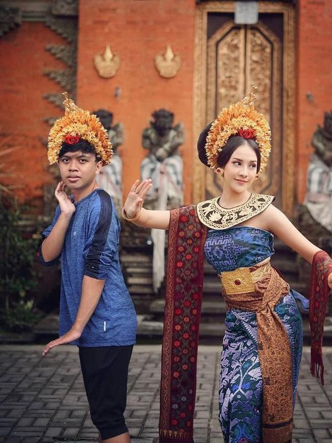 Nggak perlu susah-susah agar bisa punya foto bareng Anya Geraldine. Cuma butuh keahlian mengedit yang bagus aja. Kalau gini kan jadinya seperti terlihat akrab. Foto: Instagram/@victorahmadd