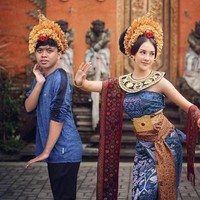 Nggak perlu susah-susah agar bisa punya foto bareng Anya Geraldine. Cuma butuh keahlian mengedit yang bagus aja. Kalau gini kan jadinya seperti terlihat akrab. Foto: Instagram/@victorahmadd