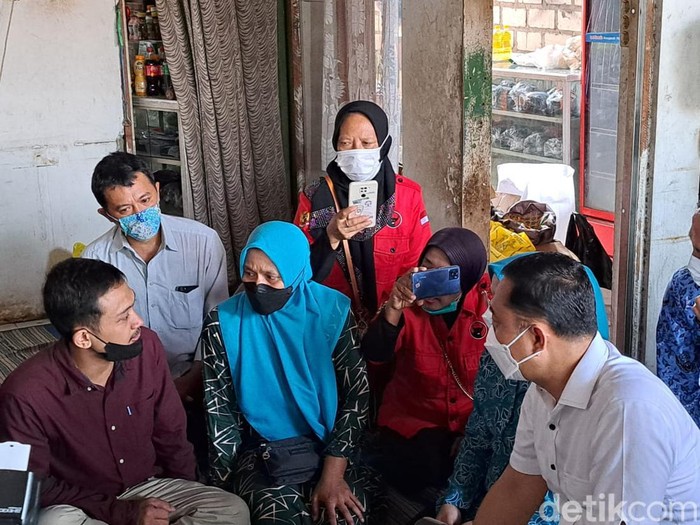 Asrori (baju ungu) yang kehilangan 3 keluarganya saat kecelakaan