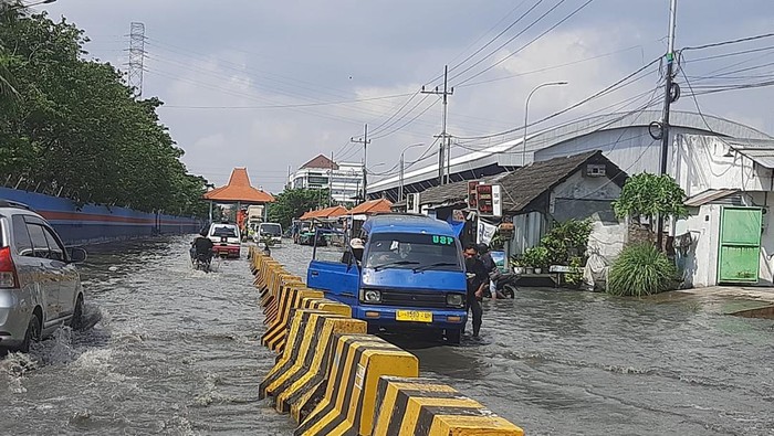banjir rob di jalan kalimas surabaya