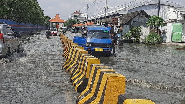 Banjir rob di Surabaya