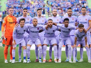 Barcelona Diburu Waktu Mengejar Real Madrid