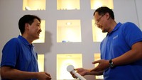Director SHIFT Indonesia, Simon Wijoyo berbincang dengan CEO SHIFT Indonesia, Moosung Kang berbincang saat memperkenalkan produk shower yang bernutrisi untuk kesehatan kulit.