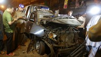 Sebuah bom meledak di dekat mobil polisi yang diduga sebagai target.  