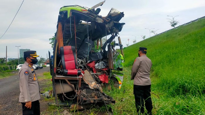bus kecelakaan mau di tol sumo renggut 14 nyawa