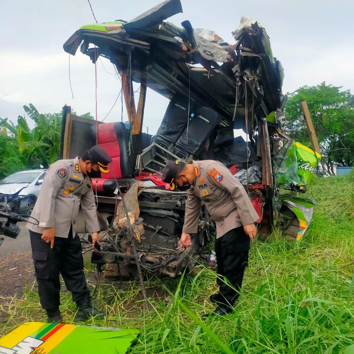 bus kecelakaan mau di tol sumo renggut 14 nyawa