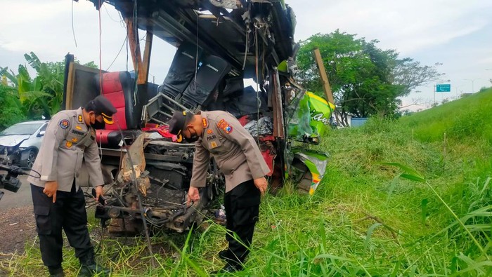 bus kecelakaan mau di tol sumo renggut 14 nyawa