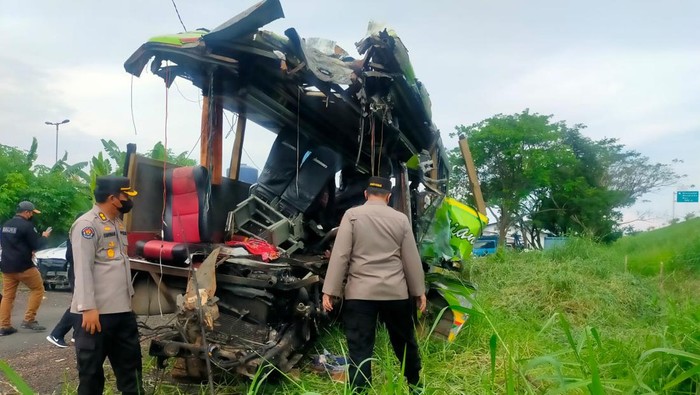 bus kecelakaan mau di tol sumo renggut 14 nyawa