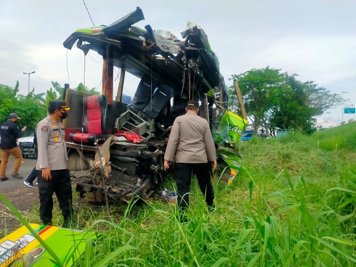 bus kecelakaan mau di tol sumo renggut 14 nyawa