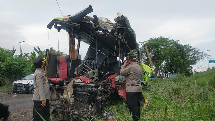bus kecelakaan mau di tol sumo renggut 14 nyawa