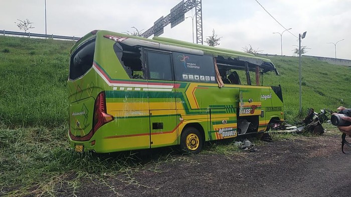 bus kecelakaan mau di tol sumo renggut 14 nyawa