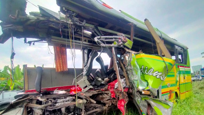 bus maut kecelakaan di mojokerto tewaskan 14 orang