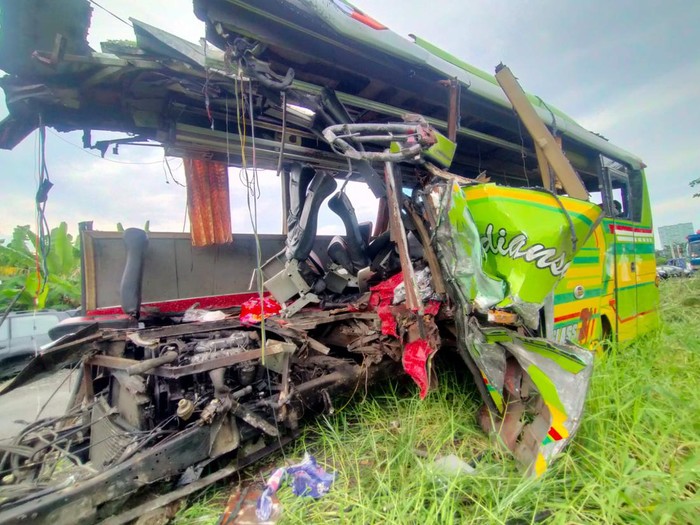bus maut kecelakaan di mojokerto tewaskan 14 orang
