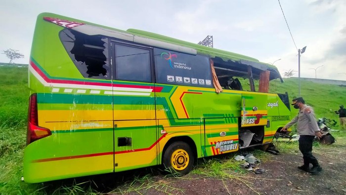bus maut kecelakaan di mojokerto tewaskan 14 orang