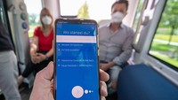 Dengan menggunakan tenaga listrik, bus tersebut hanya memiliki kapasitas enam orang saja.  