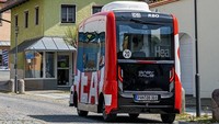 Menariknya, kendaraan canggih ini bukanlah hal yang baru di Jerman. Negara yang terdepan dalam bidang sains dan teknologi tersebut sudah menjalankan bus listrik sejak 2017 di Bad Birnbach, Bayern.  