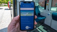Bus otonom ini dapat dipesan di halte tertentu melalui aplikasi atau telepon.
