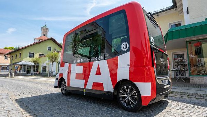 16 May 2022, Bavaria, Bad Birnbach: A driverless bus is parked in the town center. The autonomous buses can be booked at certain stops before the journey via app or phone. Photo: Armin Weigel/dpa (Photo by Armin Weigel/picture alliance via Getty Images)