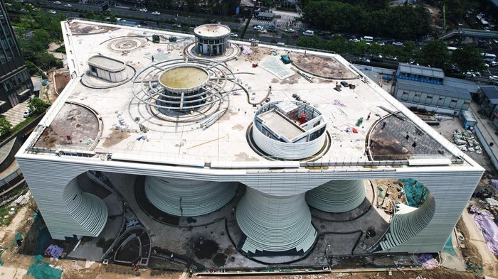 Sebuah tempat parkir masa depan sedang dibangun di Hangzhou, China. Seperti apa penampakannya? Lihat yuk.