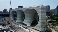 Tempat parkir ini dibangun dengan 4 lantai di bawah tanah dan 2 lantai di atas tanah.