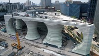 Penampakan dari udara tempat parkir masa depan yang sedang dibangun di Hangzhou, Provinsi Zhejiang, China, Senin (16/5/2022).