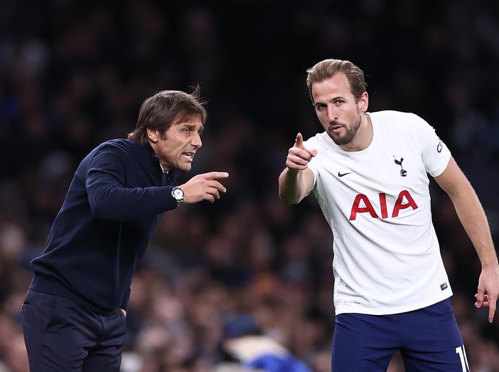 LONDON, ENGLAND - NOVEMBER 21:  Antonio Conte, Manager of Tottenham Hotspur speaks to Harry Kane of Tottenham Hotspur during the Premier League match between Tottenham Hotspur and Leeds United at Tottenham Hotspur Stadium on November 21, 2021 in London, England. (Photo by Ryan Pierse/Getty Images)
