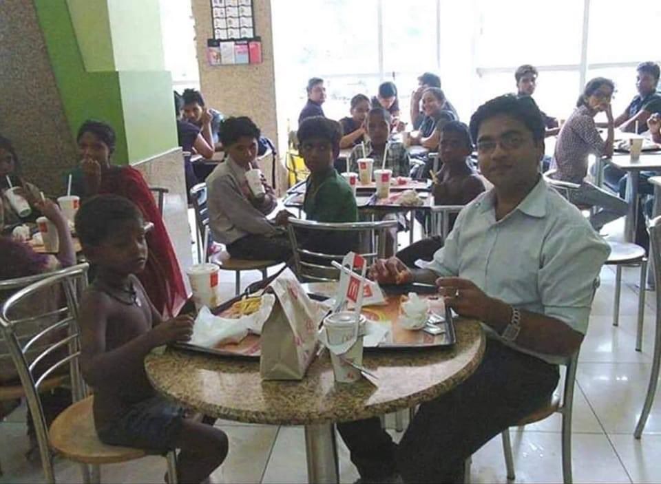 Dapat Gaji Pertama, Pria Ini Traktir Anak Kurang Mampu Makan McDonald's