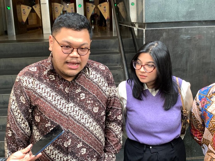 Dea OnlyFans (kanan) didampingi pengacara datang ke Polda Metro Jaya untuk wajib lapor kasus pornografi, Rabu (17/5/2022)
