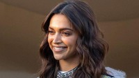 Deepika Padukone mengenakan busana yang kasual berwarna hitam-putih dengan outer manik-manik penuh warna. (Foto: dok. Instagram @deepikamagical)