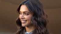Tatanan rambut yang simpel dengan makeup tipis membuat penampilan Deepika Padukone semakin terlihat menawan. (Foto: dok. Instagram @deepikamagical) 