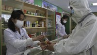 Menurut Kantor berita Korut, Korean Central News Agency (KCNA), Kim Jong-Un yang telah menginspeksi apotek-apotek setempat mengkritik keras kabinet dan sektor kesehatan publik atas sikap kerja mereka yang tidak bertanggung jawab. (AP Photo/Jon Chol Jin).