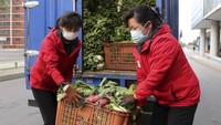 Sementara itu, pandemi yang menghantam Korea Utara membuat aktivitas warganya dibatasi. Guna memenuhi kebutuhan penduduk, karyawan toko yang menjual bahan-bahan makanan pun memasok kebutuhan penduduk ke rumah-rumah di kawasan Pyongyang. (AP Photo/Jon Chol Jin).
