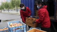 Berbagai kebutuhan pokok yang disalurkan ke penduduk di antaranya sayur hingga buah-buahan. (AP Photo/Jon Chol Jin).