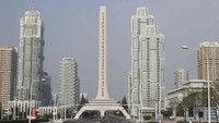 Penampakan jalan Ryomyong di Pyongyang, Korea Utara, yang sepi dari aktivitas warganya saat Korut tengah membatasi pergerakan di Pyongyang dan kota-kota lain guna mengatasi pandemi di negara tersebut. (AP Photo/Jon Chol Jin).