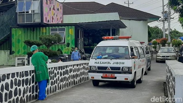 Dua ambulans berangkat dari RSUD Pandan Arang Boyolali mengantar jenazah korban kecelakaan maut truk trailer di Teras, Boyolali, Selasa (17/5/2022).