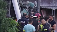 Kru darurat mengatakan mereka membantu mengevakuasi sekitar 100 orang di kereta penumpang. Insiden tersebut menewaskan seorang insinyur dan melukai 85 orang lainnya.