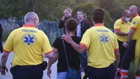Seorang penumpang ditolong oleh petugas medis setelah kecelakaan kereta api di Sant Boi dekat Barcelona, Spanyol.